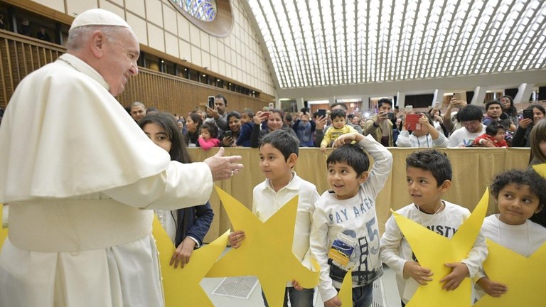 Francesco e i bambini assistiti dal Dispensario Santa Marta (Vatican Media)