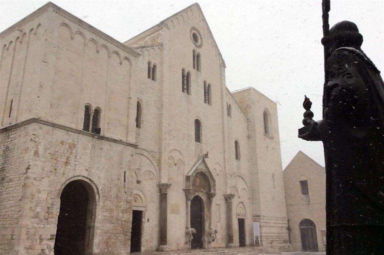 La basilica di San Nicola a Bari con la statua donata da Putin nel 2007 - ANSA/FRANCESCO GENTILE