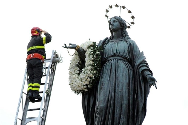 Un vigile del fuoco omaggia la statua mariana in Piazza di Spagna