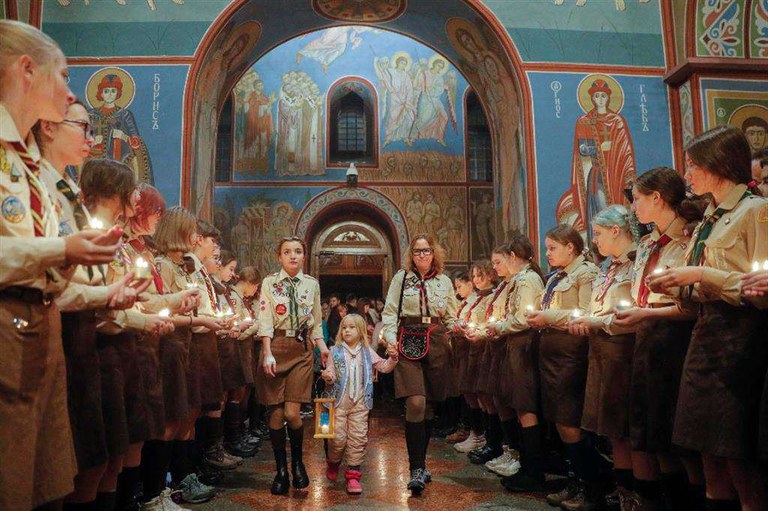 La Luce di Betlemme portata dagli scout nella Cattedrale di San Michele a Kiev - Ansa