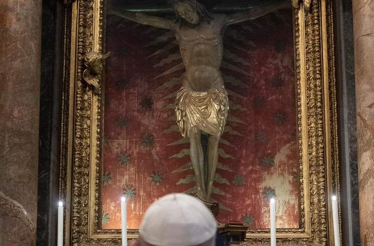 Il Papa prega davanti al Crocifisso nella Chiesa romana di San Marcello al Corso (Vatican Media)