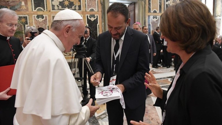 Donata al Papa la rivista "Desk" dell'Unione cattolica della stampa italiana