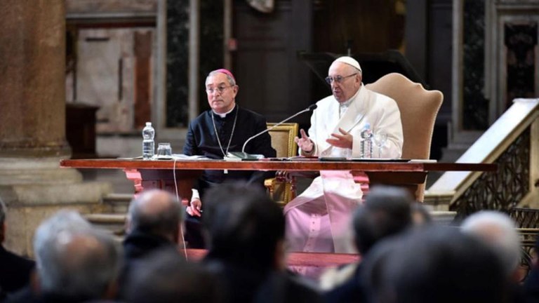 Il Papa incontra i preti di Roma a San Giovanni in Laterano, al suo fianco il cardinale De Donatis (foto d'archivio)