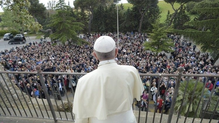 Papa Francesco saluta i fedeli prima della recita del Rosario al Santuario della Madonna del Divino Amore