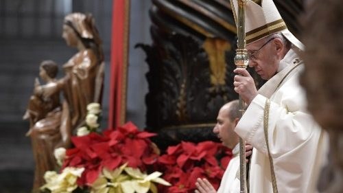 Il Papa alla Messa dell'Epifania: "Dio non sale alla ribalta del mondo per manifestarsi"