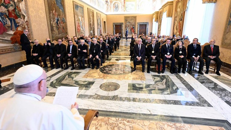 Francesco con i membri della Confederazione delle Confraternite delle Diocesi d'Italia (Vatican Media)