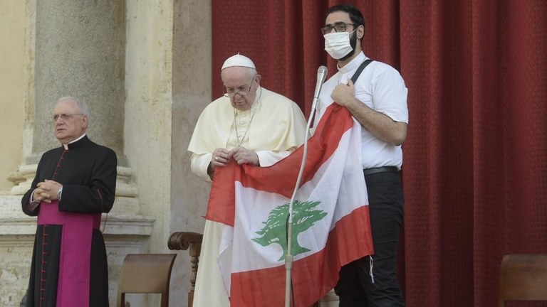 Papa Francesco, in preghiera per il Libano, sorregge la bandiera del Paese