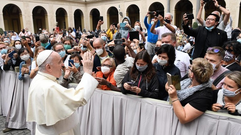 Il Papa: dalla crisi si esce migliori ascoltando gli ultimi, questa è sussidiarietà
