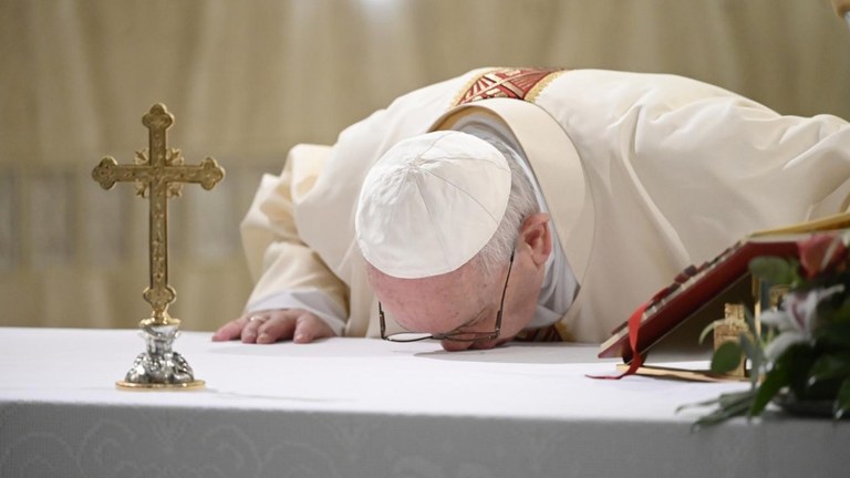 Il Papa: Dio ci difenda dalla mondanità spirituale che corrompe la Chiesa