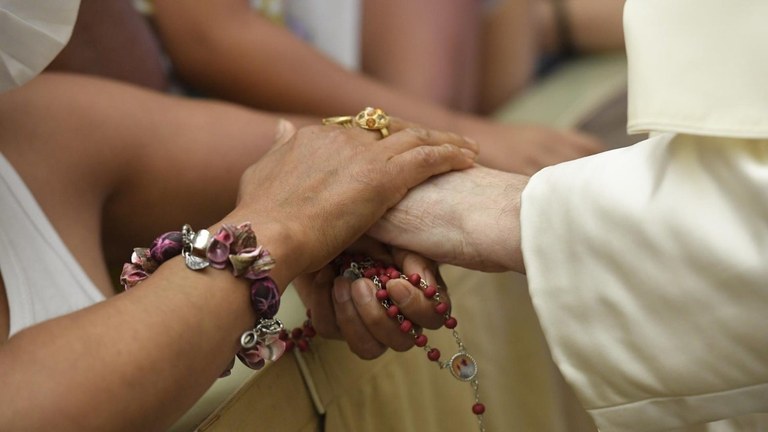 Il Papa stringe le mani di alcuni fedeli (Vatican Media)