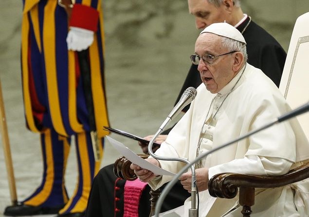 Il Papa e l'Eucarestia: «Dio ci chiede poco e ci dà tanto»