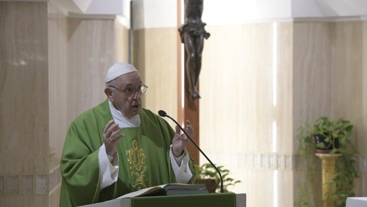 Papa Francesco durante la Messa di oggi a Casa Santa Marta (Vatican Media)