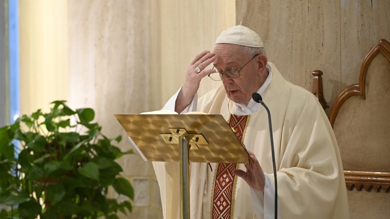 Il Papa: il diavolo vuole distruggere la Chiesa per invidia col potere e i soldi