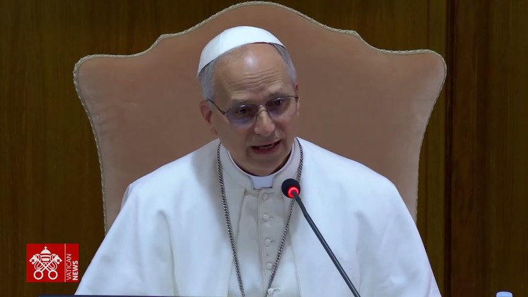 Il Papa: il mio nome per Leone XIII. La Chiesa risponda a sfide di dignità, giustizia, lavoro