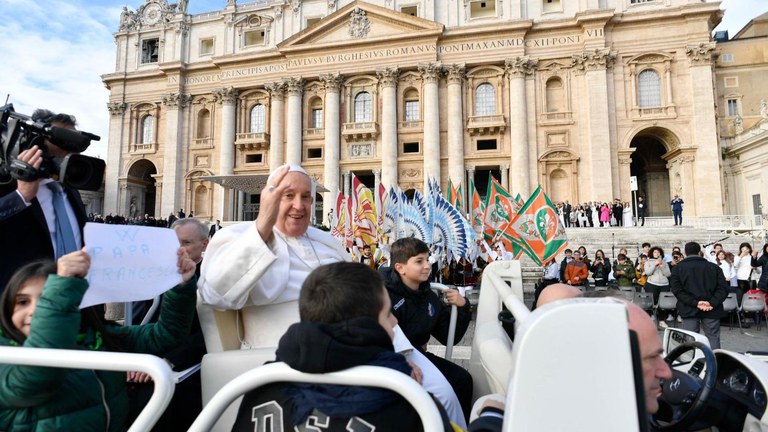 Francesco in piazza San Pietro tra i pellegrini (Vatican Media)