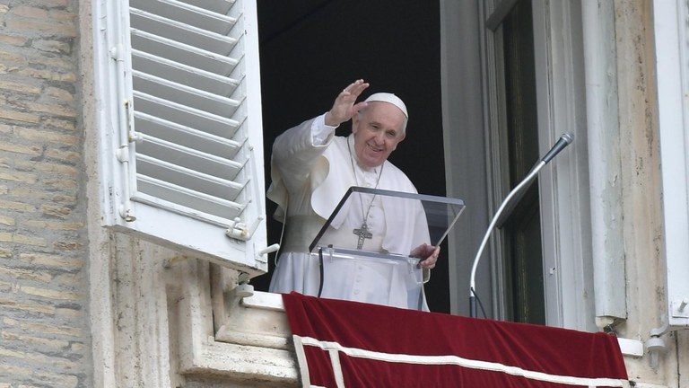 Papa Francesco benedice dal Palazzo Apostolico al Regina Coeli (Vatican Media)