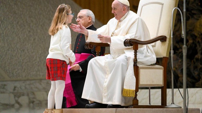 Papa Francesco saluta una bambina della Comunità Papa Giovanni XXIII