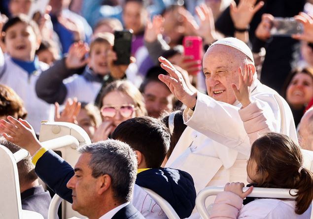 Il Papa: «La vocazione cristiana riguarda tutti, non solo preti, suore e vescovi»