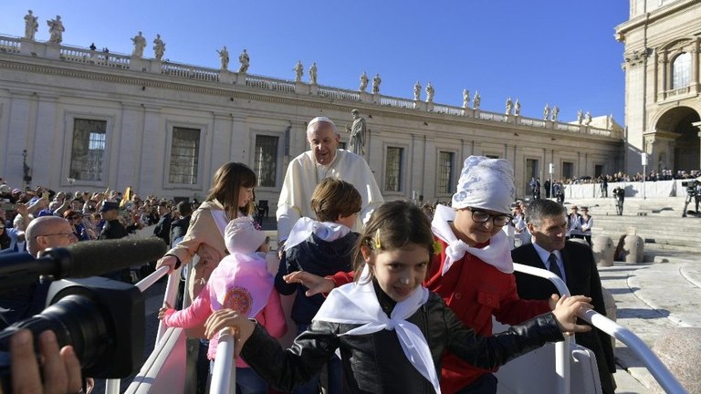 Papa Francesco in Piazza San Pietro all'udienza generale