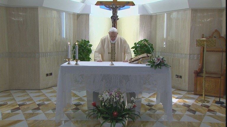 Il Papa prega per gli addetti alle pulizie. Solo in Dio Padre siamo fratelli