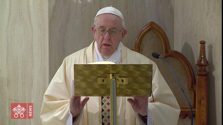 Il Papa prega per gli infermieri, esempio di eroismo. La pace di Gesù ci apre agli altri