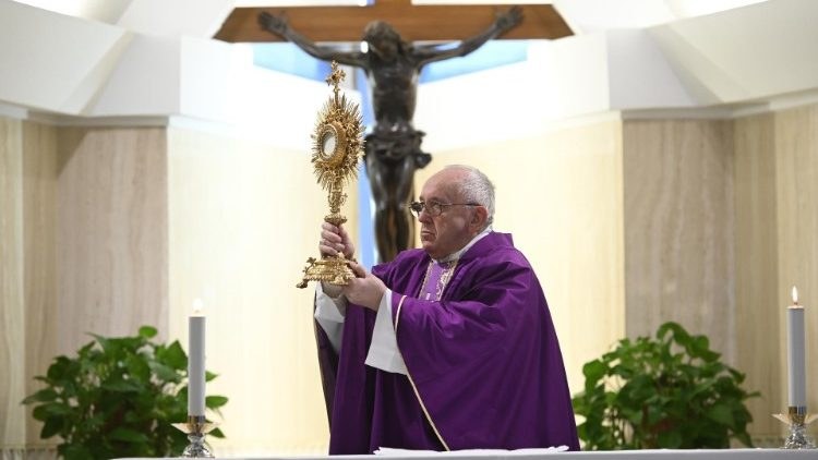Il Papa prega per quanti sono morti a causa del coronavirus