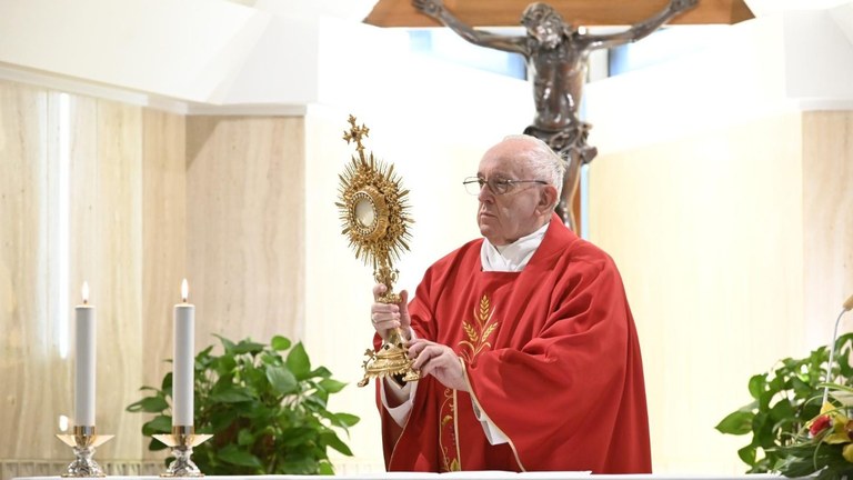 Il Papa prega per quanti svolgono servizi funebri. La fede è missionaria, con le porte aperte