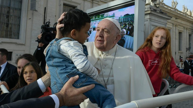 Papa Francesco tra i fedeli prima dell'udienza generale (Vatican Media)