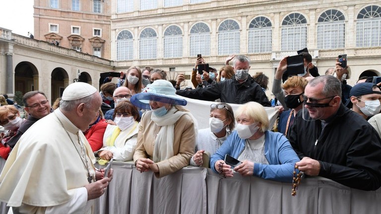 Il Papa: serve una cura anche per i virus socioeconomici