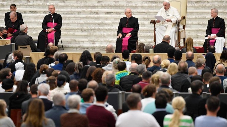 Il Papa: servono cristiani coraggiosi che sappiano dire “questo non va fatto”