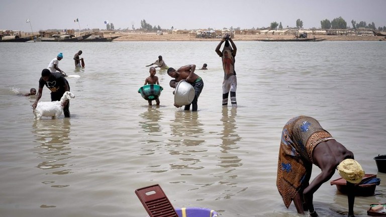 In Mali, l'acqua del fiume usata per le principali attività