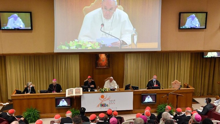 Papa Francesco partecipa al momento di riflessione in Vaticano