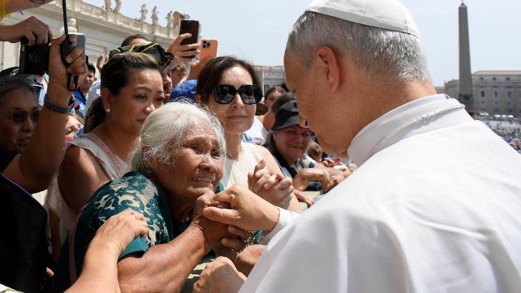 Il Papa saluta una signora anziana durante la Messa per il Giubileo delle Famiglie, dei Bambini, dei Nonni e degli Anziani (@Vatican Media)