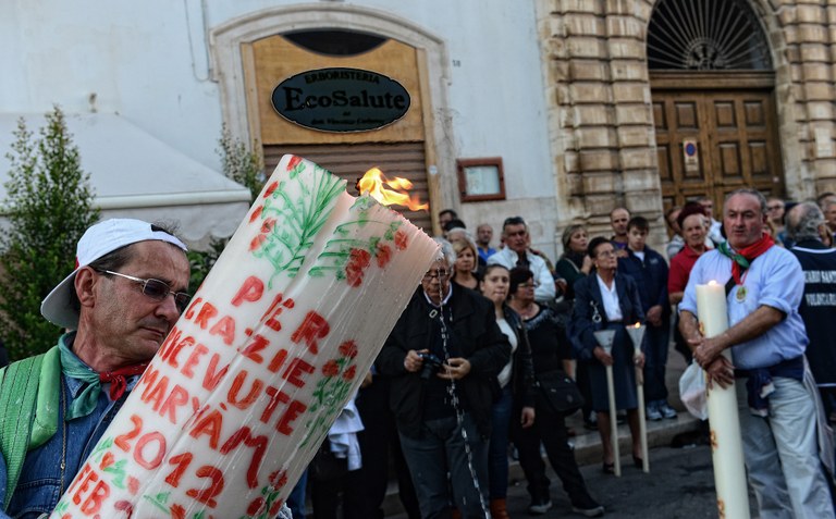 Il prete che ha detto no alle pretese dei clan