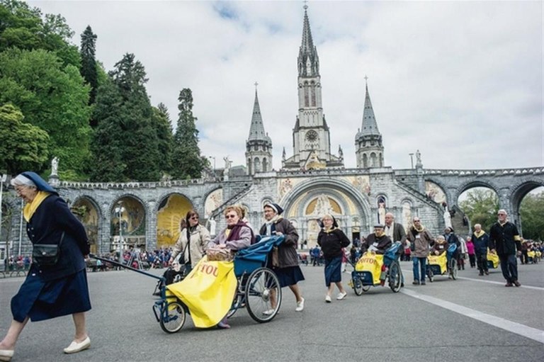 Sullo sfondo il Santuario mariano costruito a Lourdes