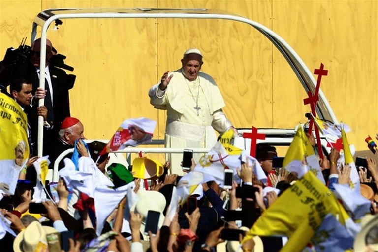 Il viaggio in Sud America. Il Papa in Cile: seminiamo la pace a forza di vicinanza