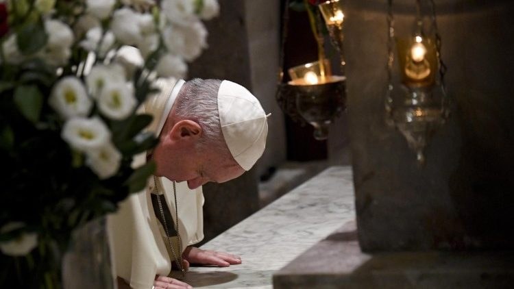 In ginocchio sulla tomba di San Nicola