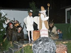 krampus_salzburg_with_bishop_and_angel_1997894.jpg