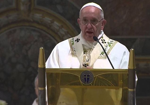 Nella cappella Sistina il Papa battezza 34 neonati e ricorda ai genitori che il loro primo compito è trasmettere la fede ma questo lo si può fare con il linguaggio familiare della casa