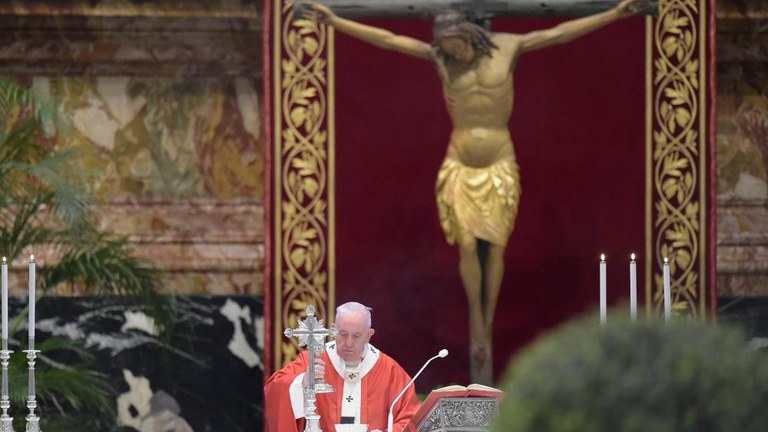 Il Papa celebra la Messa, alle sue spalle il crocifisso di S. Marcello al Corso