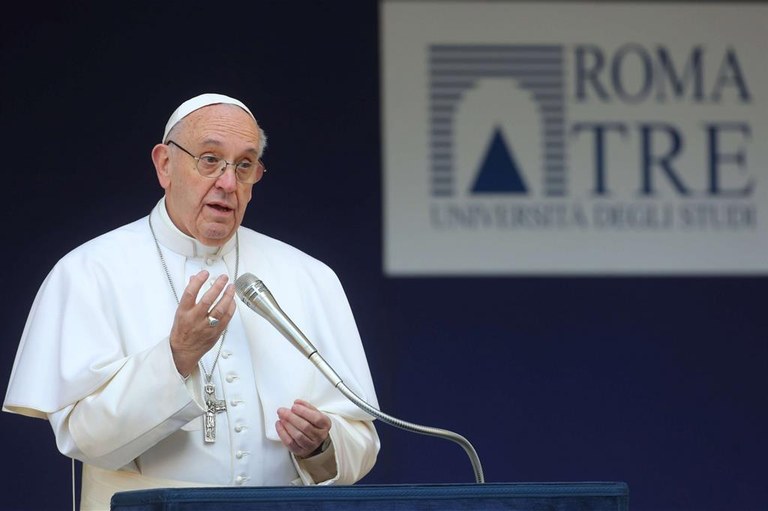 Papa Francesco parla davanti al Rettorato dell'Università Roma Tre (Siciliani)