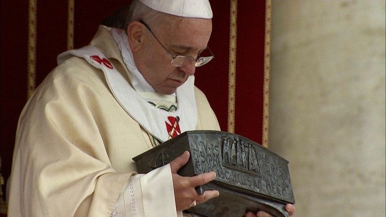 Il Papa con le reliquie di san Pietro che vengono donato a Bartolomeo I