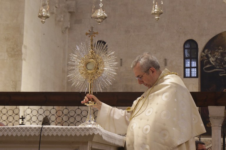 L'Eucaristia è il sacramento della Chiesa “plasmata dalla carità di Dio”