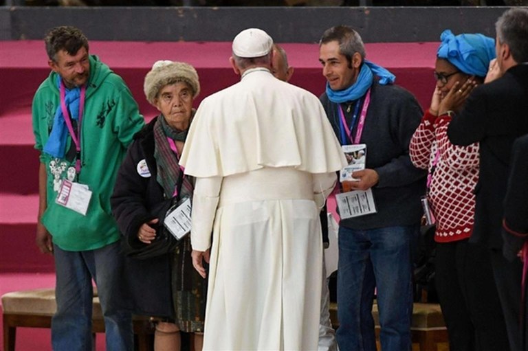 Il Papa con alcuni senzatetto in Aula Paolo VI, l'11 novembre 2016