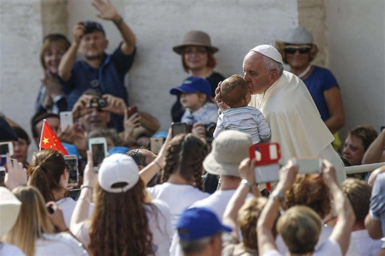 Il Papa: Dio cammina sempre con noi