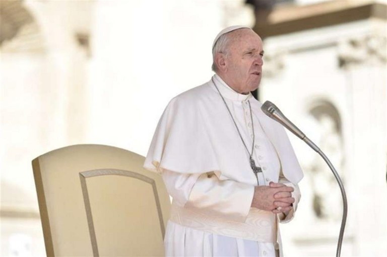Papa Francesco in piazza San Pietro ha chiesto a tutti i presenti di pregare il Padre nostro ognuno nella propria lingua (Osservatorio Romano)