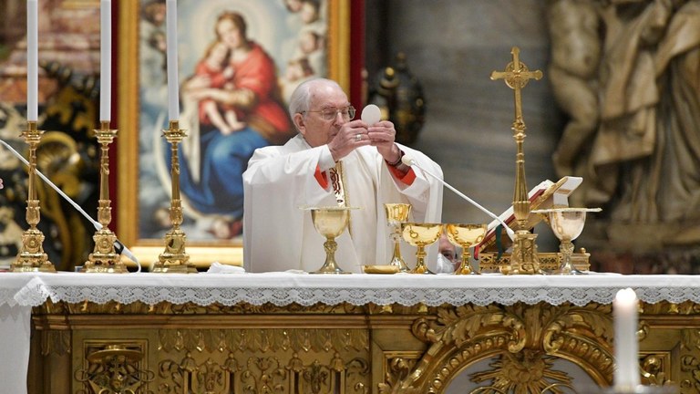 Messa in Coena Domini. Il cardinale Re: dall'Eucaristia un appello alla solidarietà
