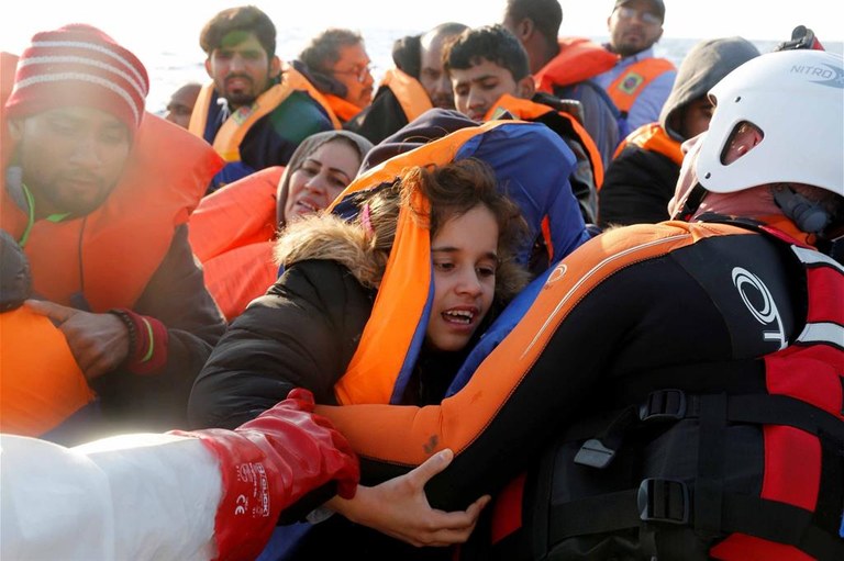 Un salvataggio di migranti nel Mediterraneo (LaPresse)