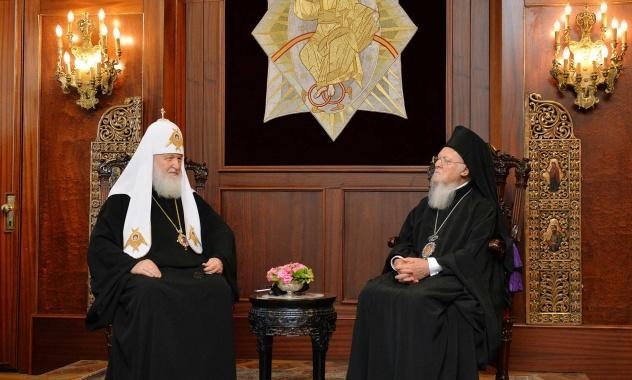 l’abbraccio fraterno al Fanar tra Kirill e Bartolomeo