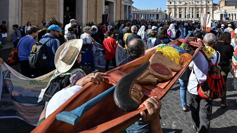 Statuetta in legno di una giovane donna incinta portata in processione in san Pietro (AFP or licensors)
